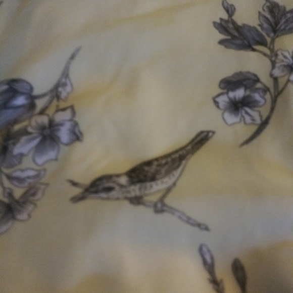 Flattering Yellow flower and bird print poly dress - Picture 4 of 7